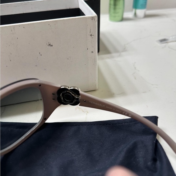 Chanel Grey Frame Camellia Flower Sunglasses. FULL SET - Picture 3 of 7